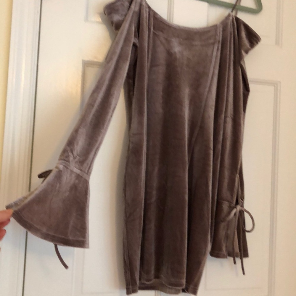 NWT cold shoulder velvet mauve dress